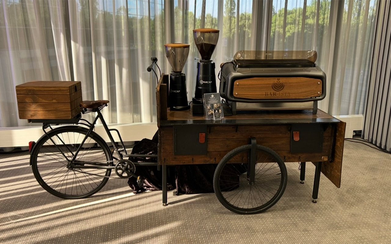 Coffee-Bike Das Coffee-Bike alleinstehend in einem Raum | Kaffee-Catering