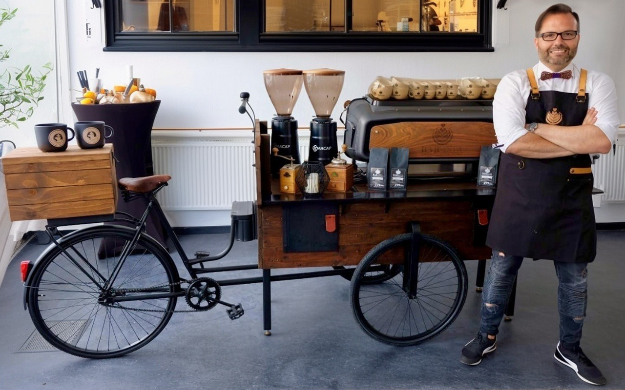 Coffee-Bike Der Barista vor seinem Coffee-Bike | Kaffee-Catering