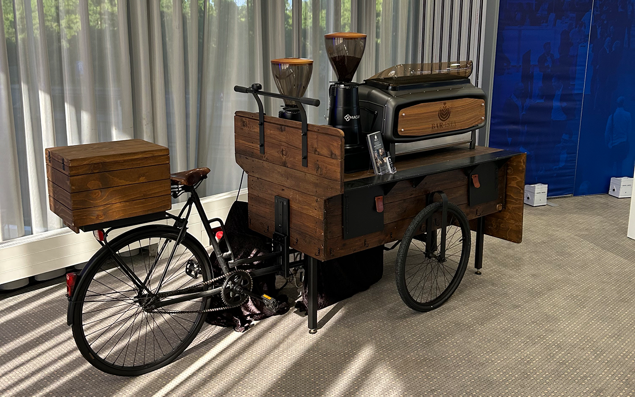 Coffee-Bike Das Coffee-Bike alleinstehend in einem Raum - Ansicht von schräg hinten | Kaffee-Catering