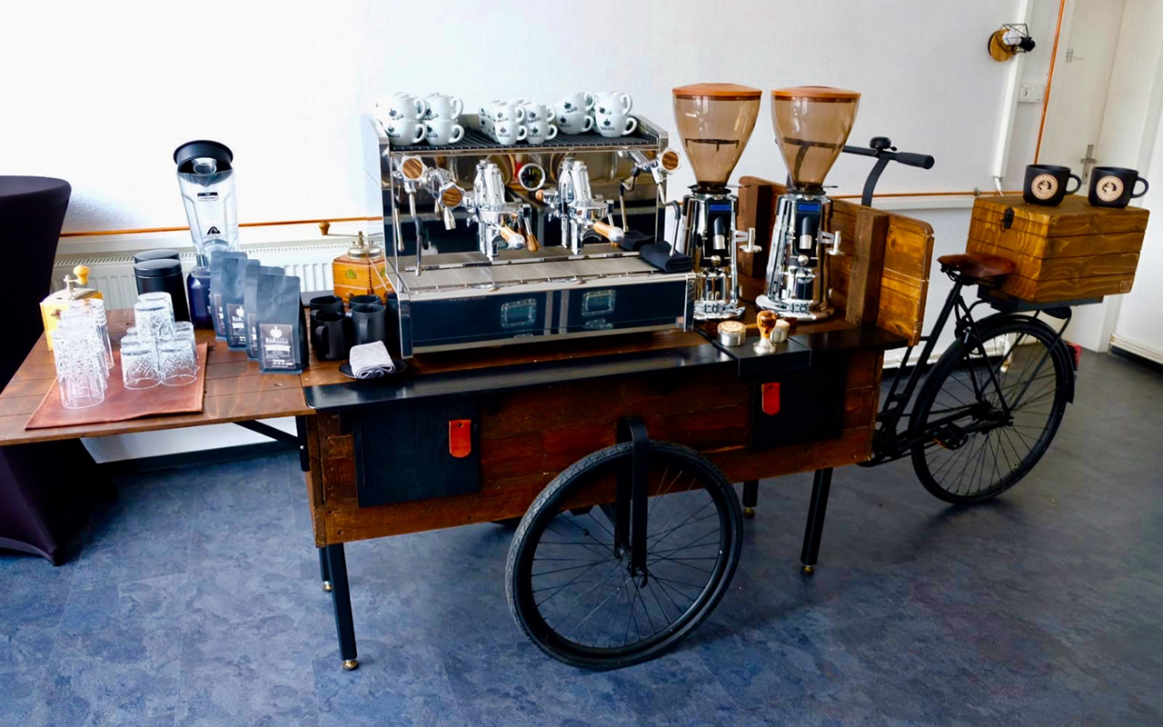 Coffee-Bike Das Coffee-Bike alleinstehend in einem hellen Raum | Kaffee-Catering