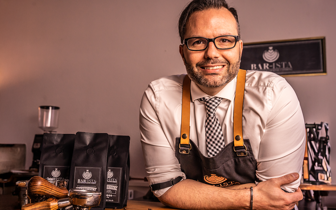 Coffee Academy Der Barista stilvoll fotografiert, für die Coffee Academy | Coffee Academy