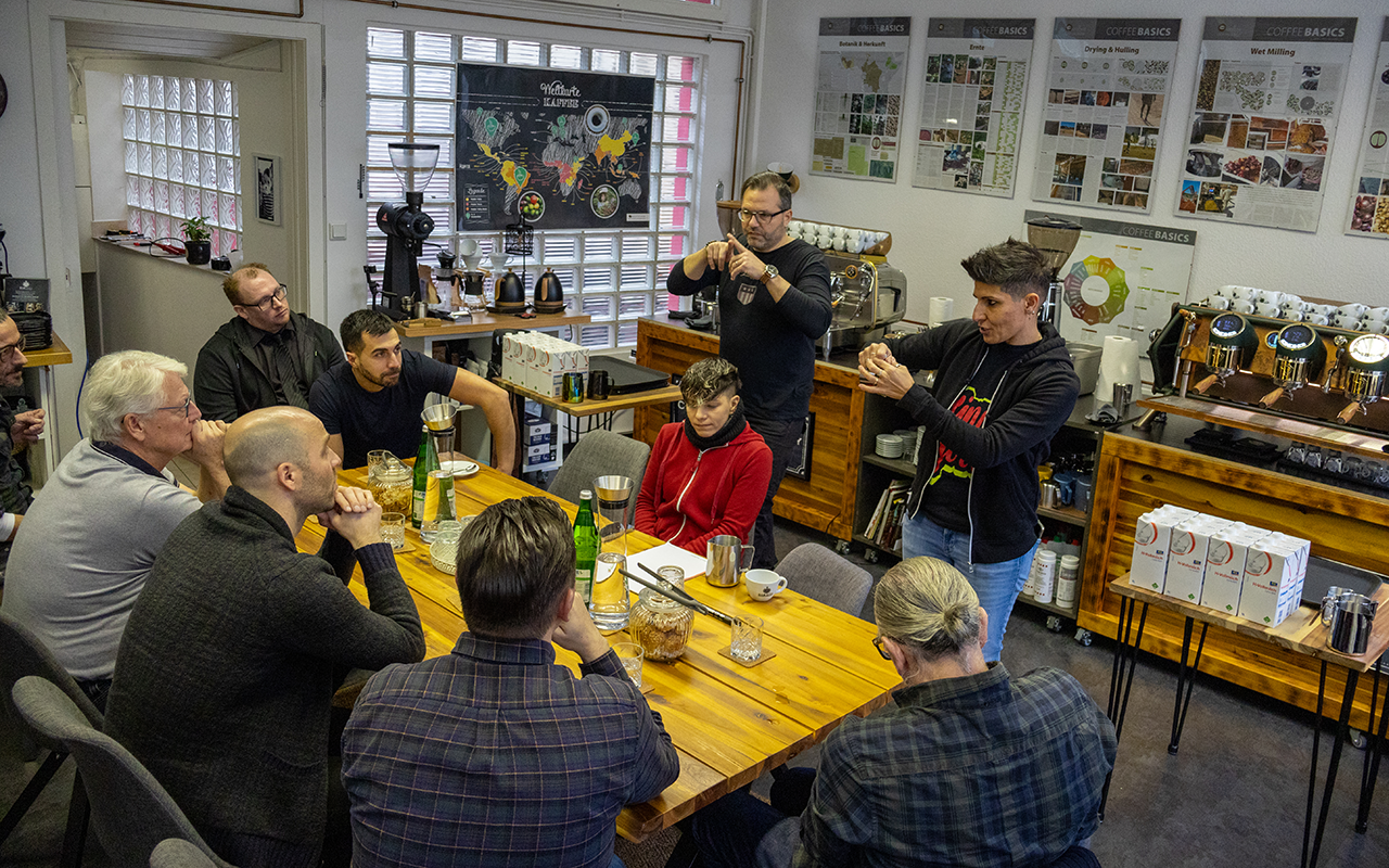 Coffee Academy Barista Anwärter folgen gebannt den Erläuterungen der Lehrer | Coffee Academy