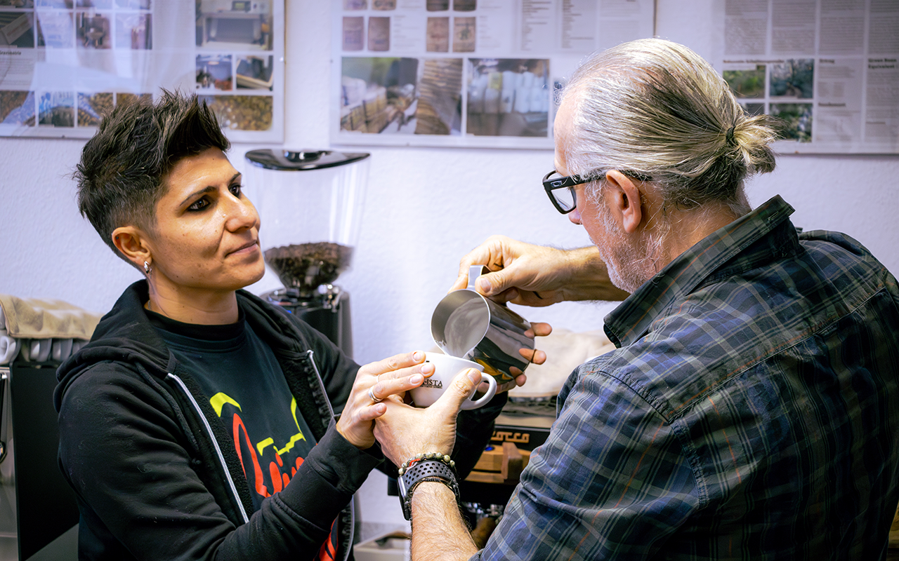 Coffee Academy Im Einzelunterricht wird die Latte-Art verfeinert | Coffee Academy