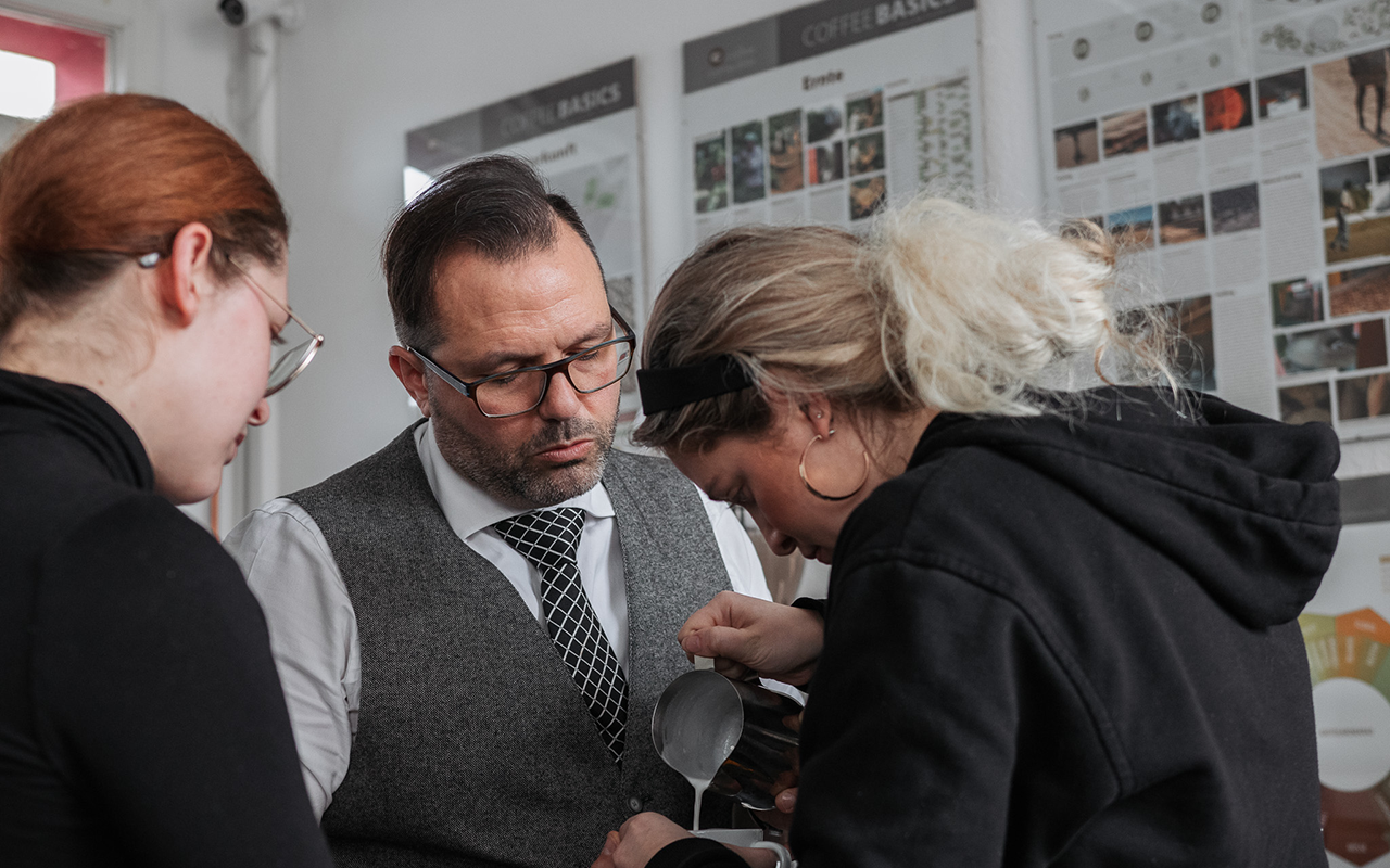 Coffee Academy Der Barista schult den geschickten Umgang mit Milchschaum | Coffee Academy
