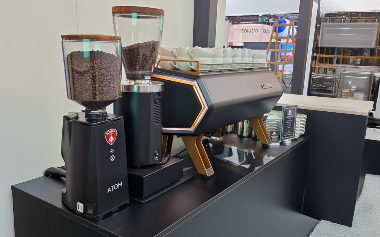 Kaffee Catering Ein hell gestalteter Messestand mit futuristisch anmutender Maschine | Kaffee-Catering - Messe