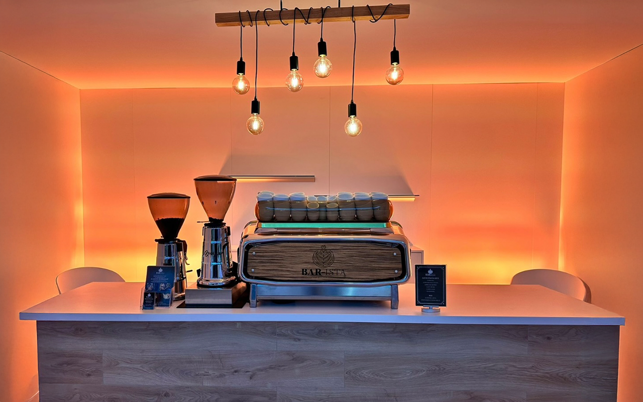 Kaffee Catering Interessant ausgeleuchteter Messestand | Kaffee-Catering - Messe