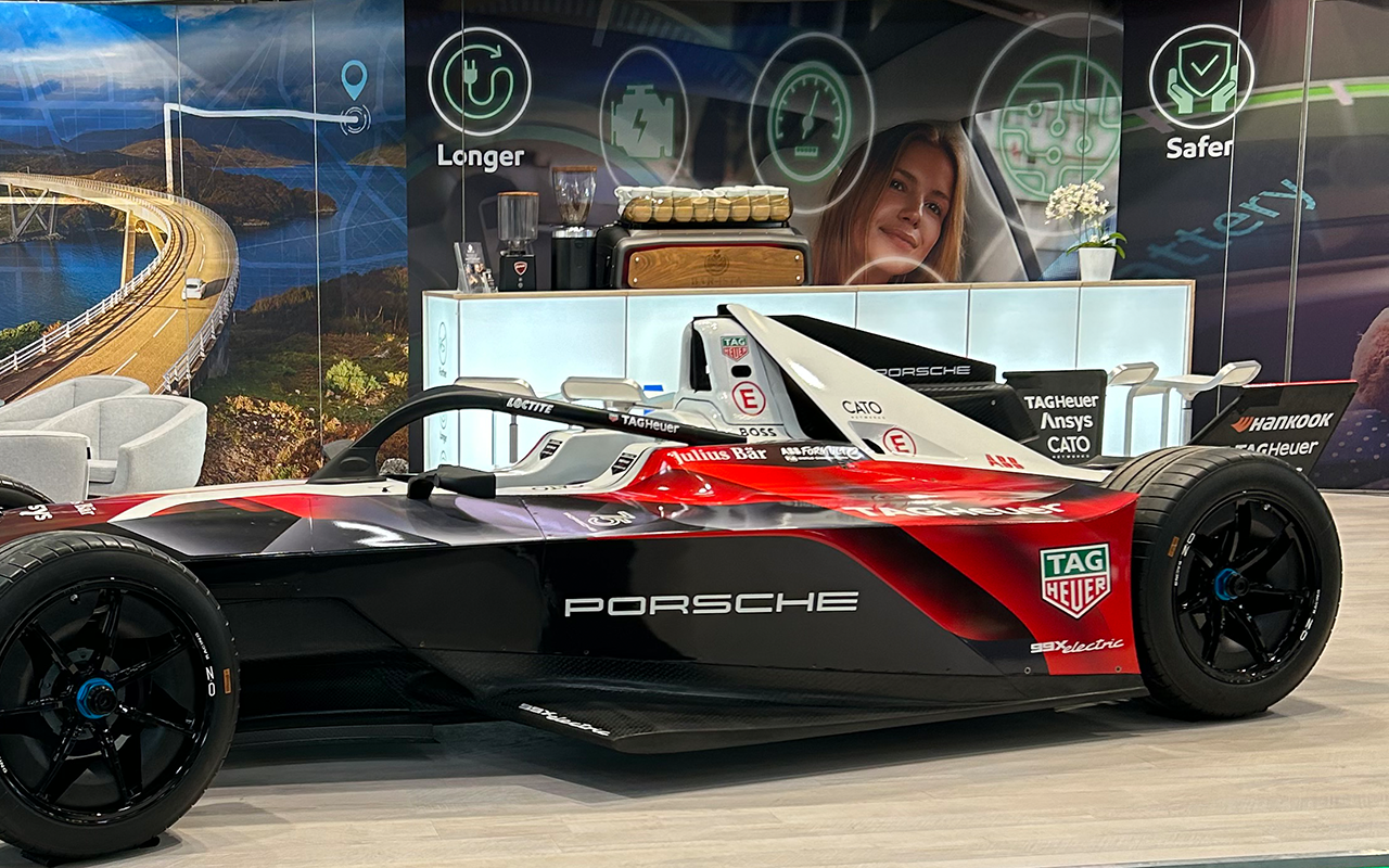 Kaffee Catering Messestand mit einem Rennwagen im Vordergrund | Kaffee-Catering - Messe